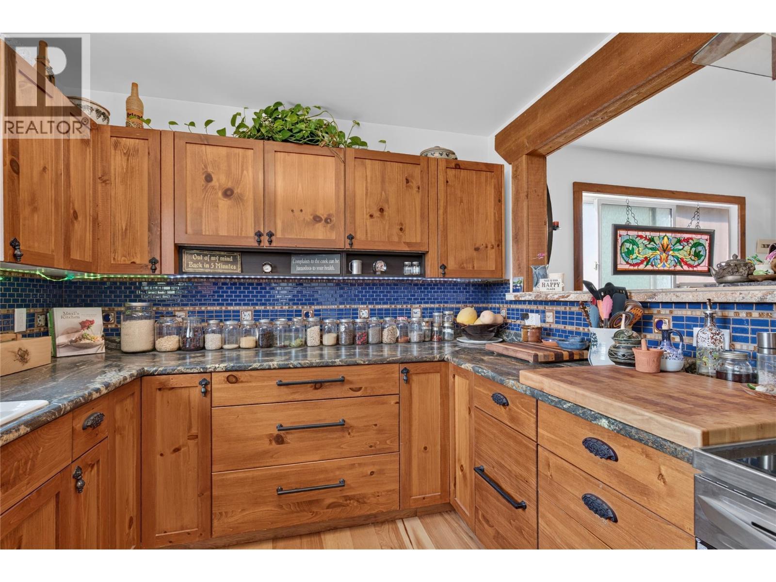6415 Glendora Way, Coldstream, BC - Indoor Photo Showing Kitchen