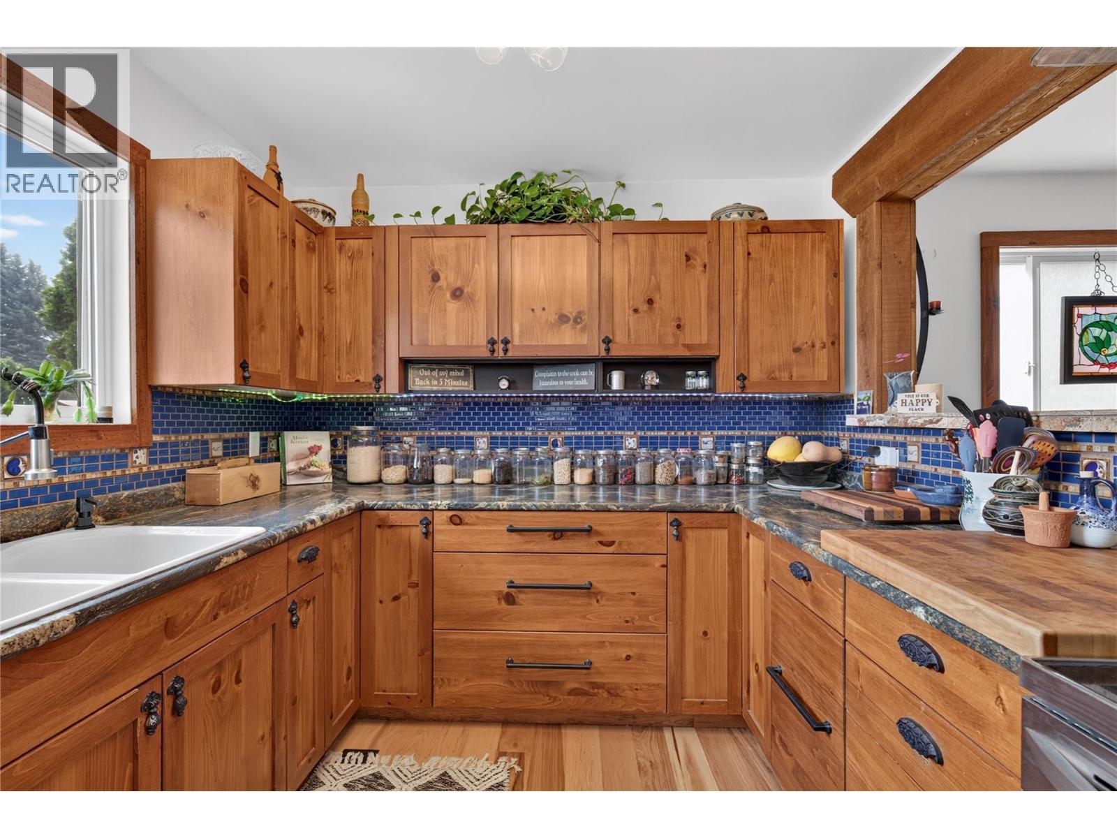 6415 Glendora Way, Coldstream, BC - Indoor Photo Showing Kitchen