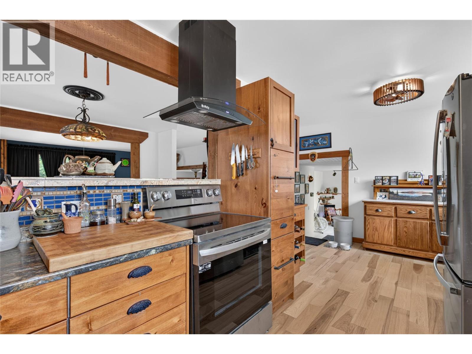 6415 Glendora Way, Coldstream, BC - Indoor Photo Showing Kitchen