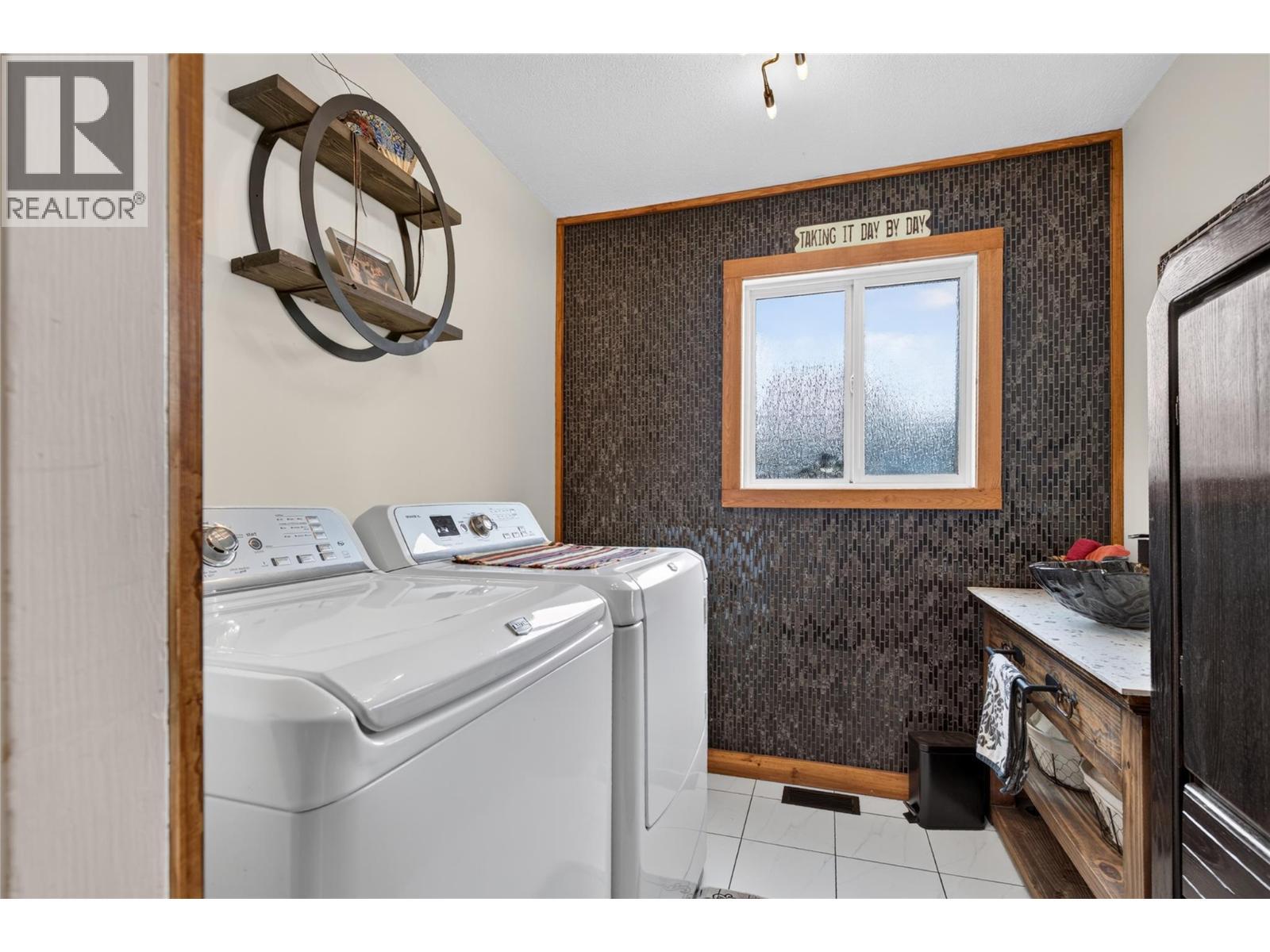 6415 Glendora Way, Coldstream, BC - Indoor Photo Showing Laundry Room