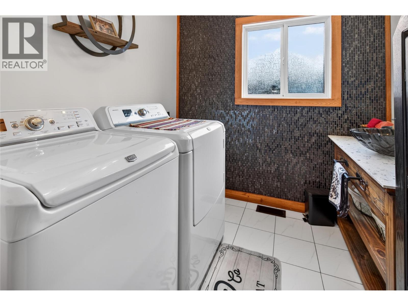 6415 Glendora Way, Coldstream, BC - Indoor Photo Showing Laundry Room