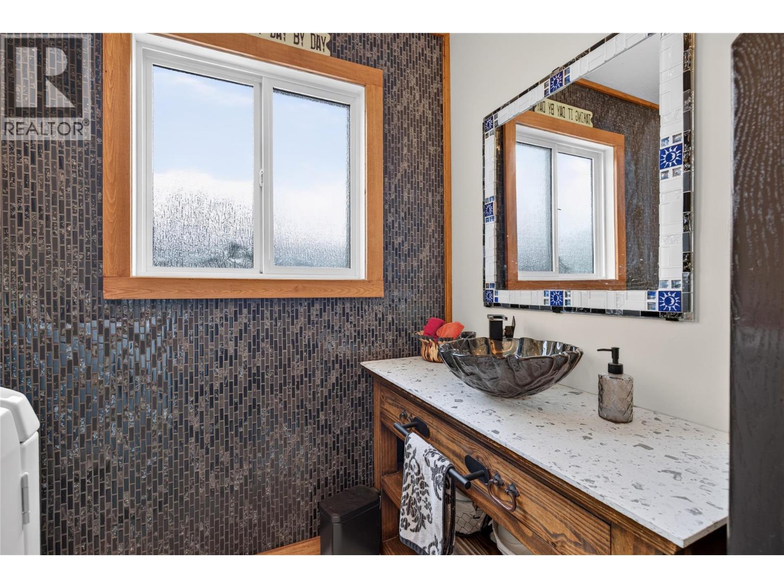 6415 Glendora Way, Coldstream, BC - Indoor Photo Showing Bathroom