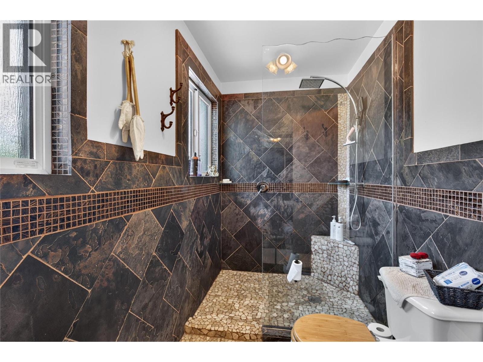 6415 Glendora Way, Coldstream, BC - Indoor Photo Showing Bathroom