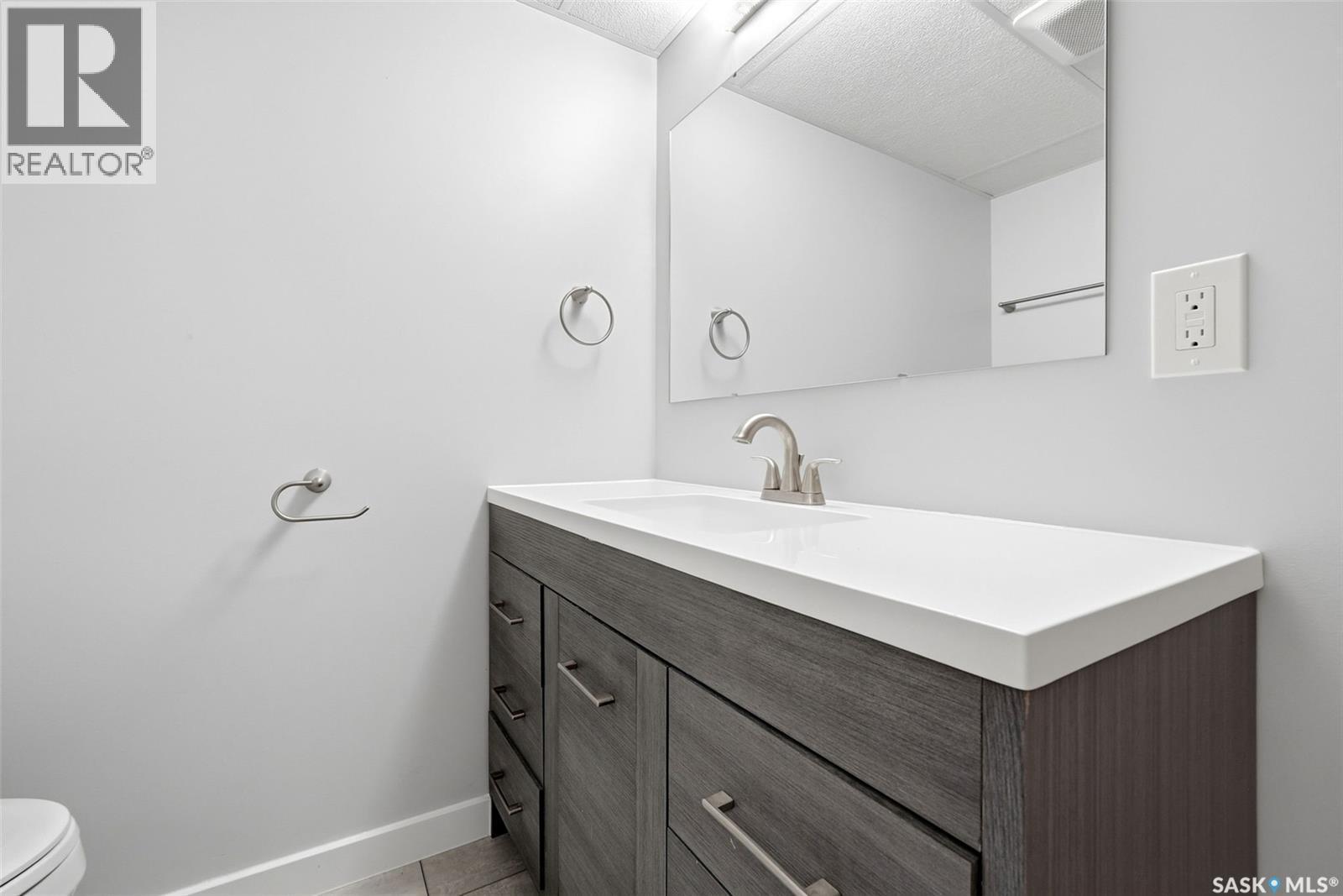 4008 Regina Avenue, Regina, SK - Indoor Photo Showing Bathroom
