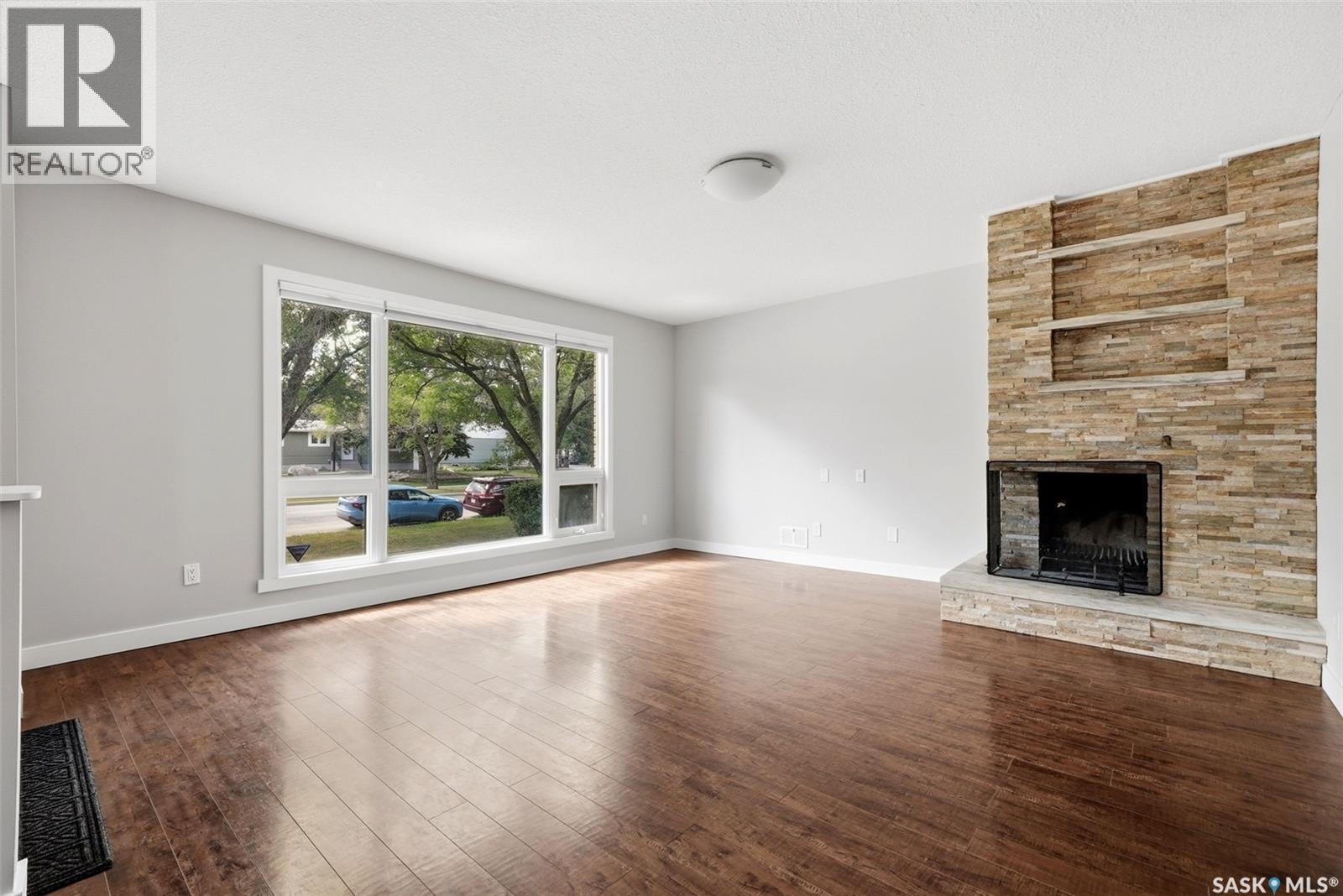 4008 Regina Avenue, Regina, SK - Indoor Photo Showing Living Room With Fireplace