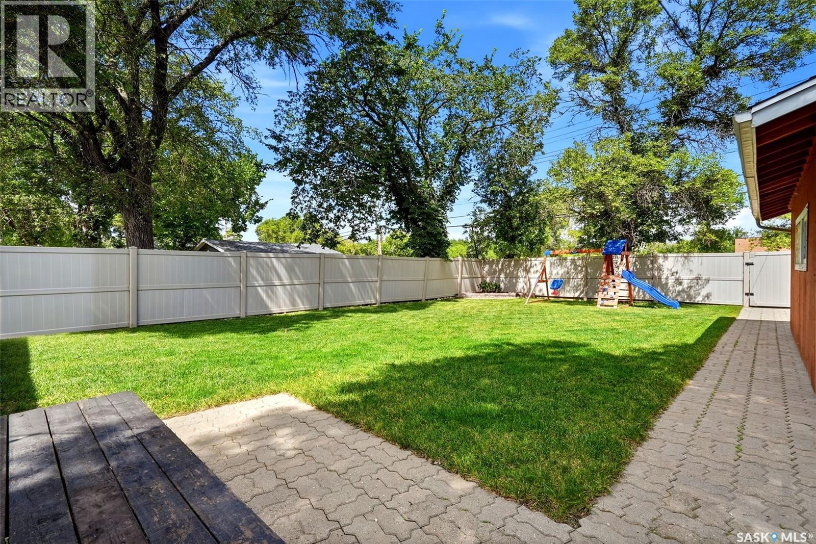 4008 Regina Avenue, Regina, SK - Outdoor With Backyard