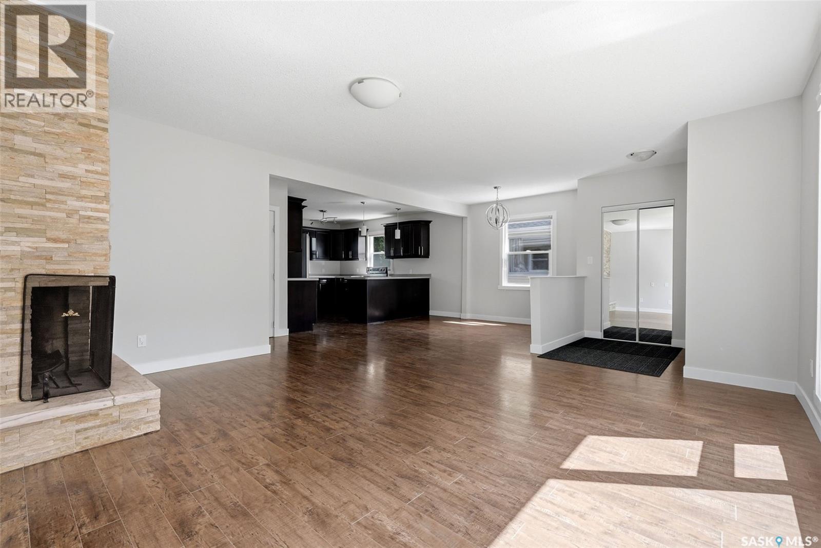 4008 Regina Avenue, Regina, SK - Indoor Photo Showing Living Room With Fireplace