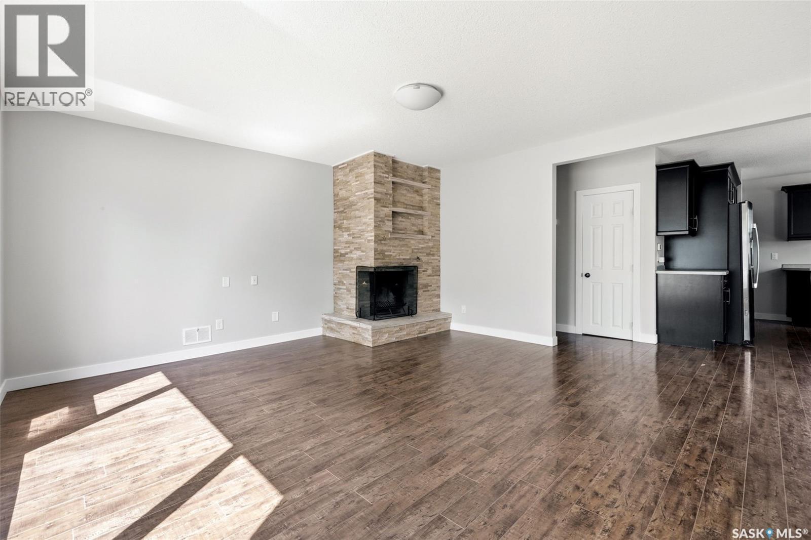 4008 Regina Avenue, Regina, SK - Indoor Photo Showing Living Room With Fireplace