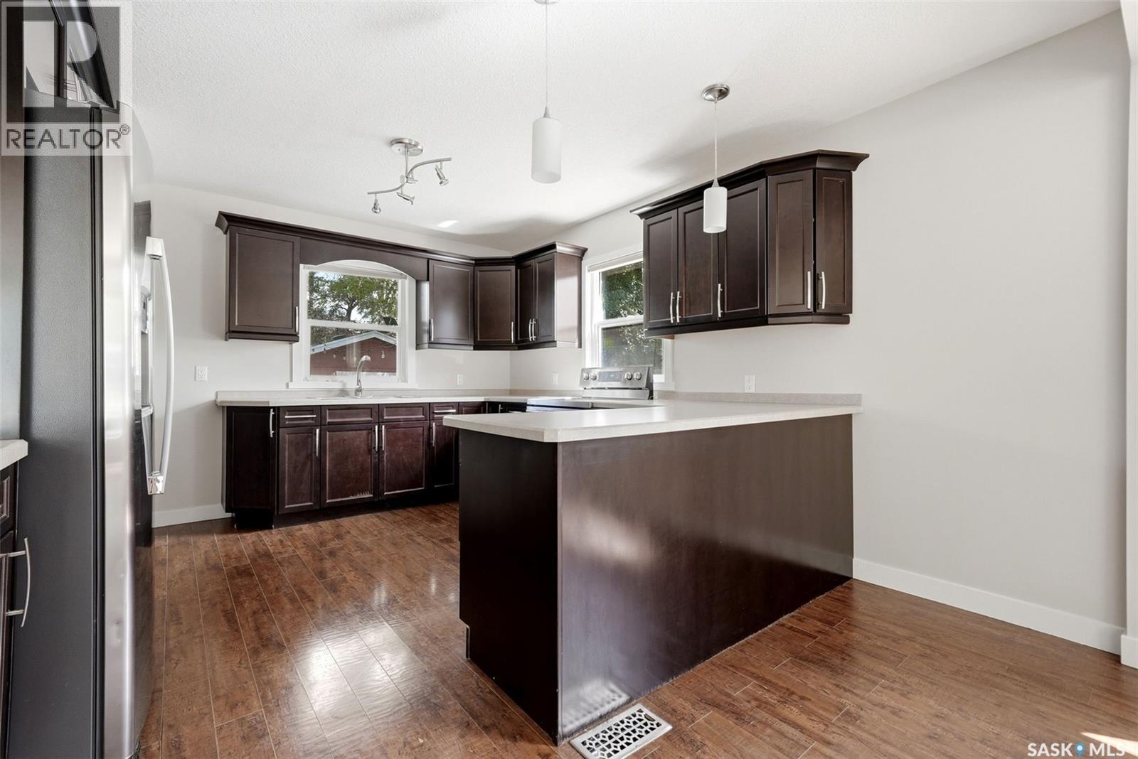 4008 Regina Avenue, Regina, SK - Indoor Photo Showing Kitchen With Upgraded Kitchen
