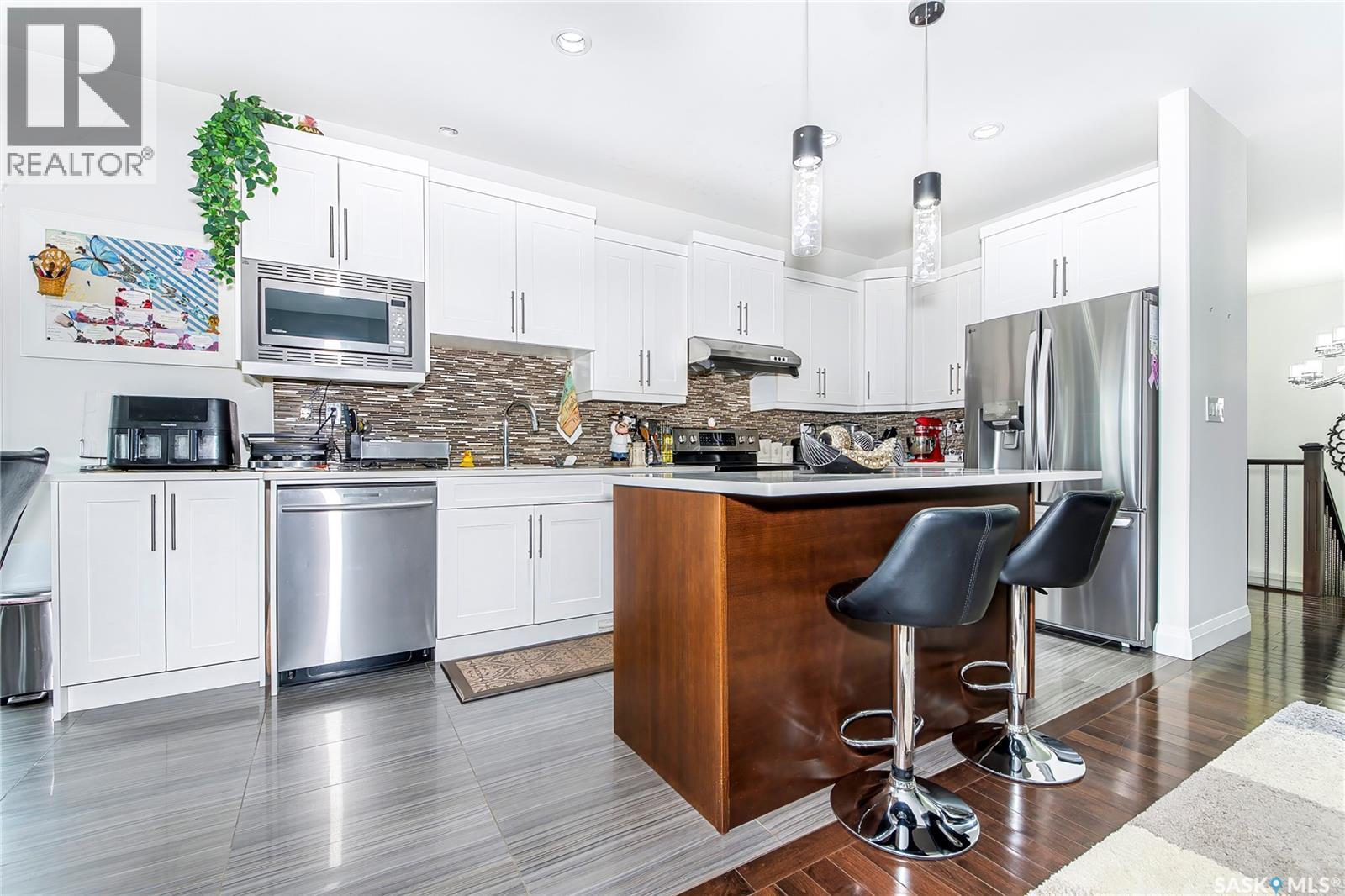 733 Gowan Road, Warman, SK - Indoor Photo Showing Kitchen With Upgraded Kitchen