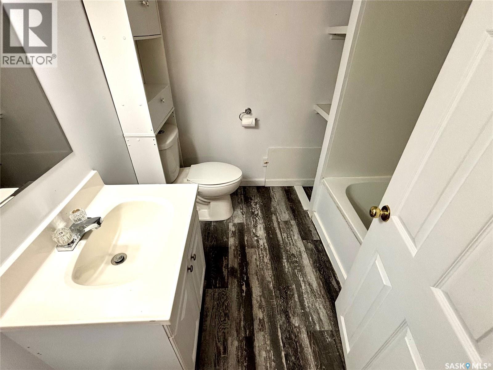 816 I Avenue S, Saskatoon, SK - Indoor Photo Showing Bathroom