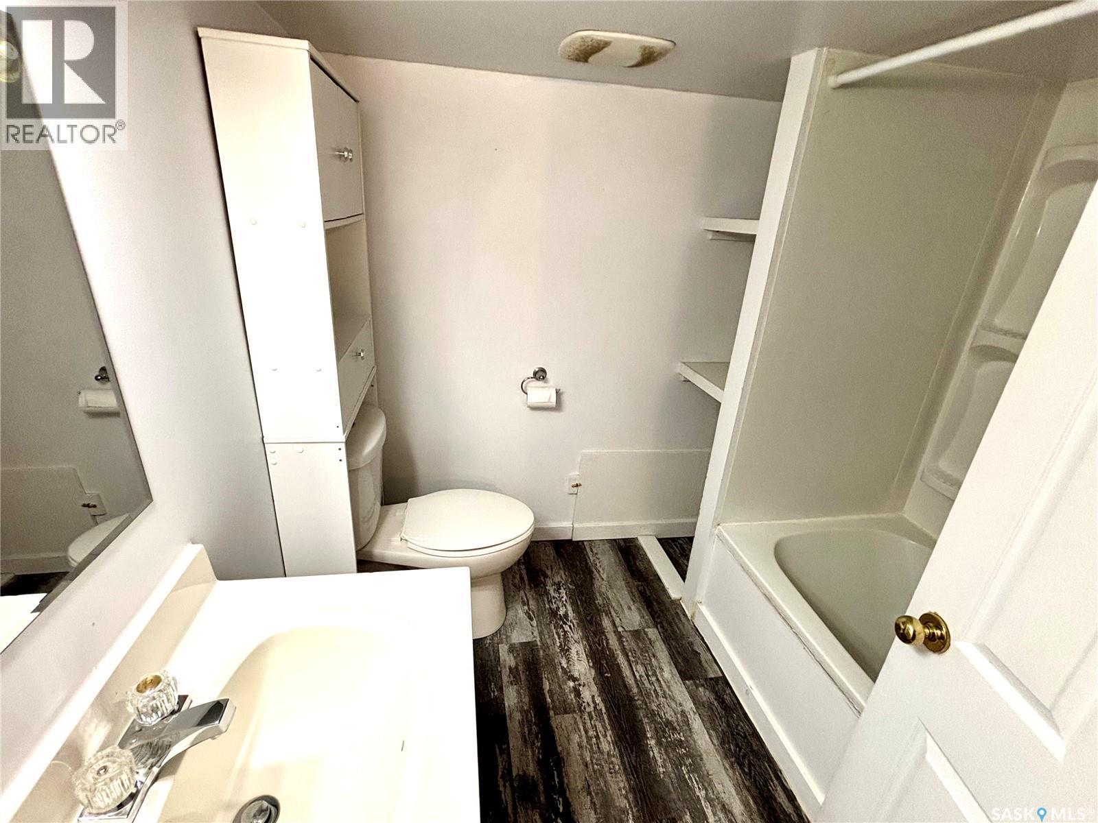 816 I Avenue S, Saskatoon, SK - Indoor Photo Showing Bathroom