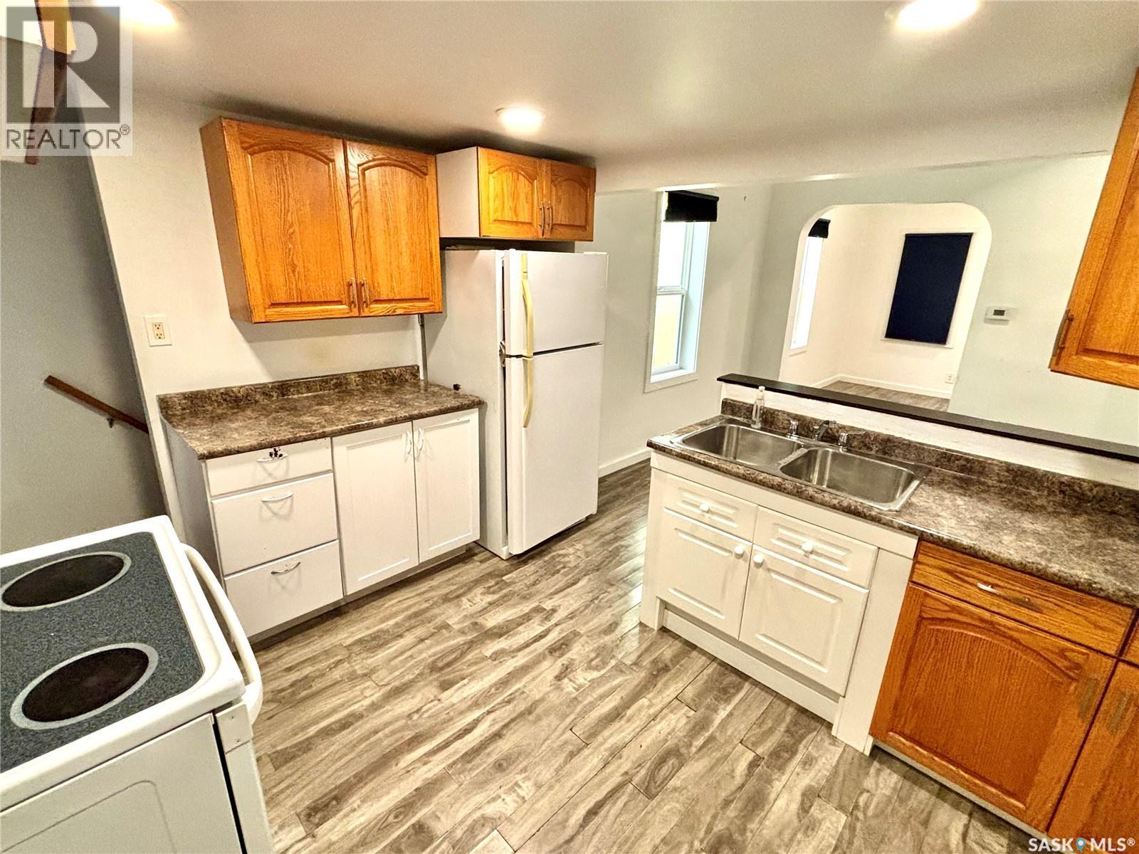 816 I Avenue S, Saskatoon, SK - Indoor Photo Showing Kitchen With Double Sink