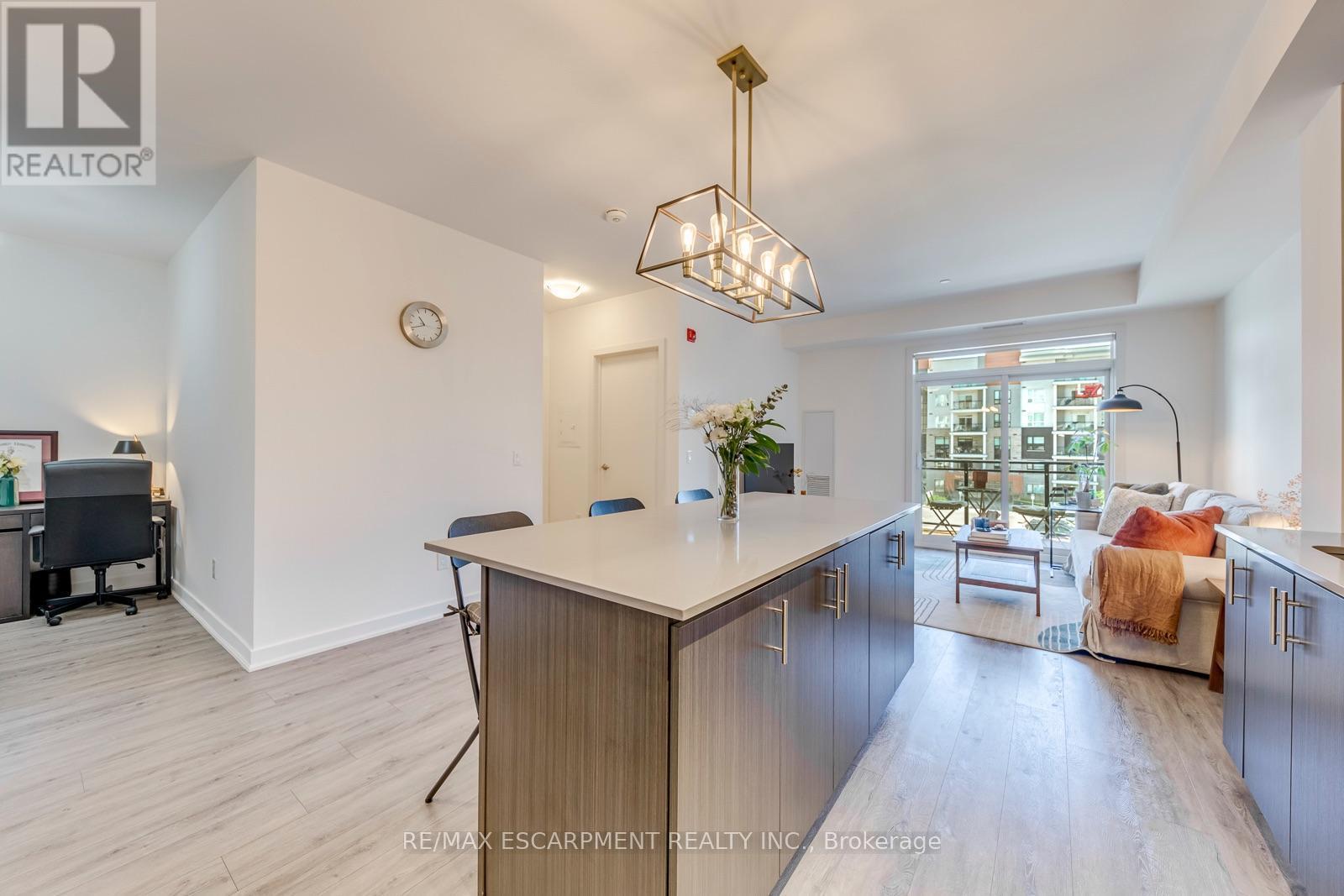 303 - 320 Plains Road E, Burlington, ON - Indoor