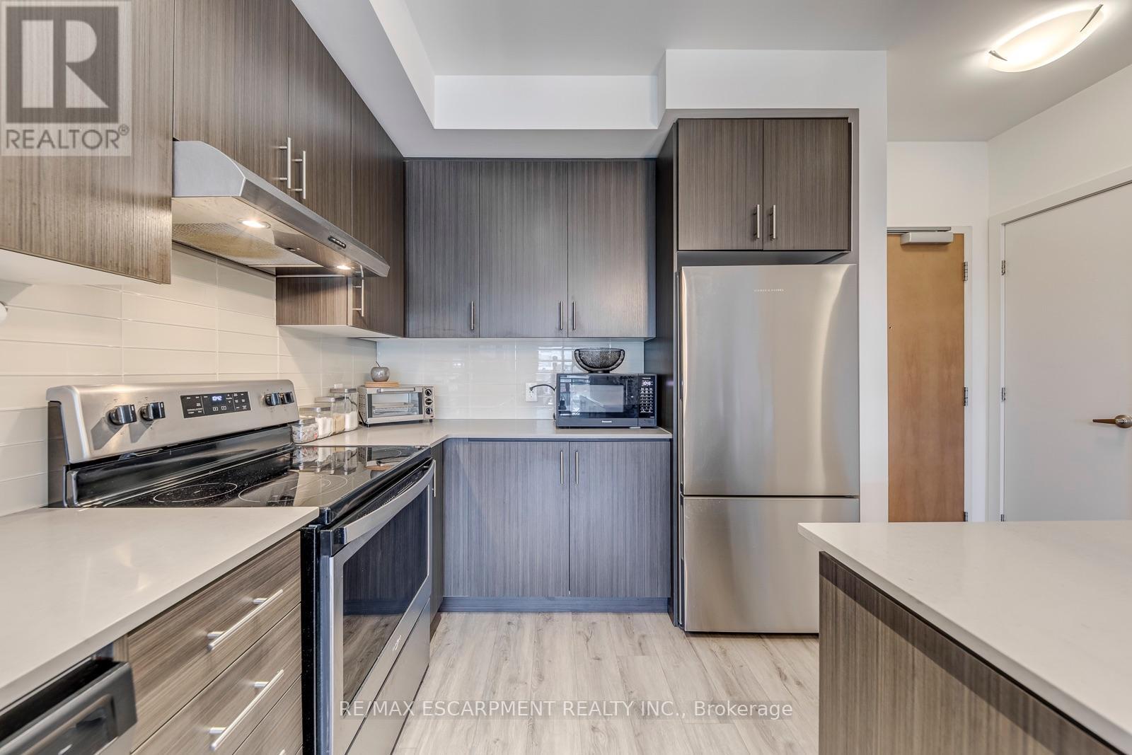 303 - 320 Plains Road E, Burlington, ON - Indoor Photo Showing Kitchen