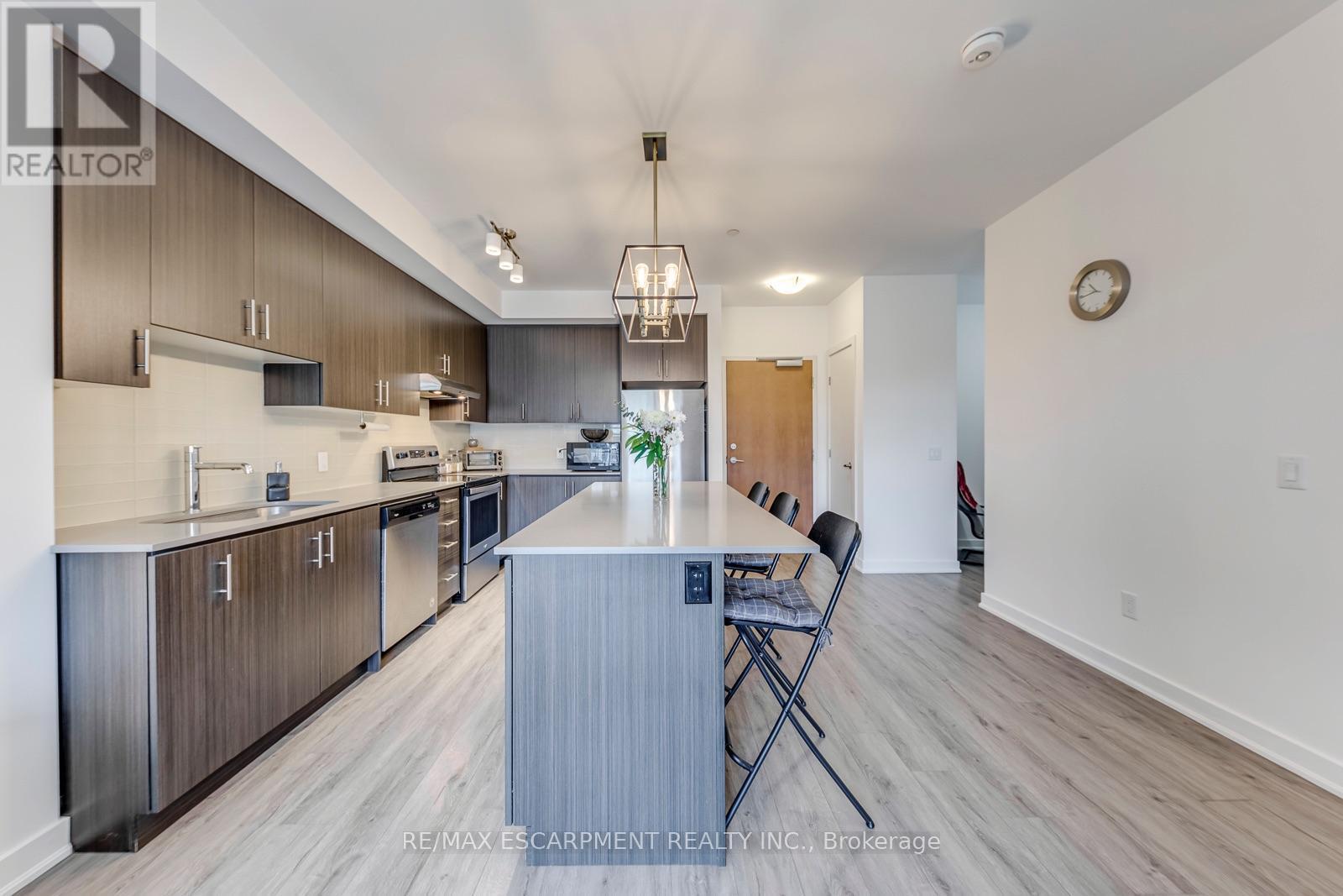 303 - 320 Plains Road E, Burlington, ON - Indoor Photo Showing Kitchen With Upgraded Kitchen