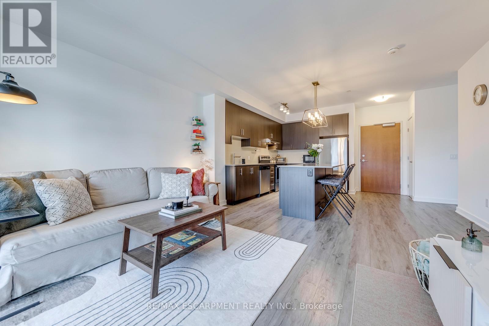 303 - 320 Plains Road E, Burlington, ON - Indoor Photo Showing Living Room