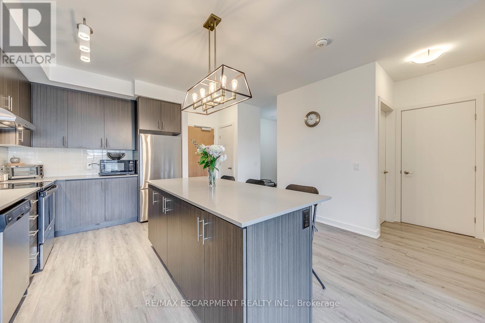303 - 320 Plains Road E, Burlington, ON - Indoor Photo Showing Kitchen With Upgraded Kitchen