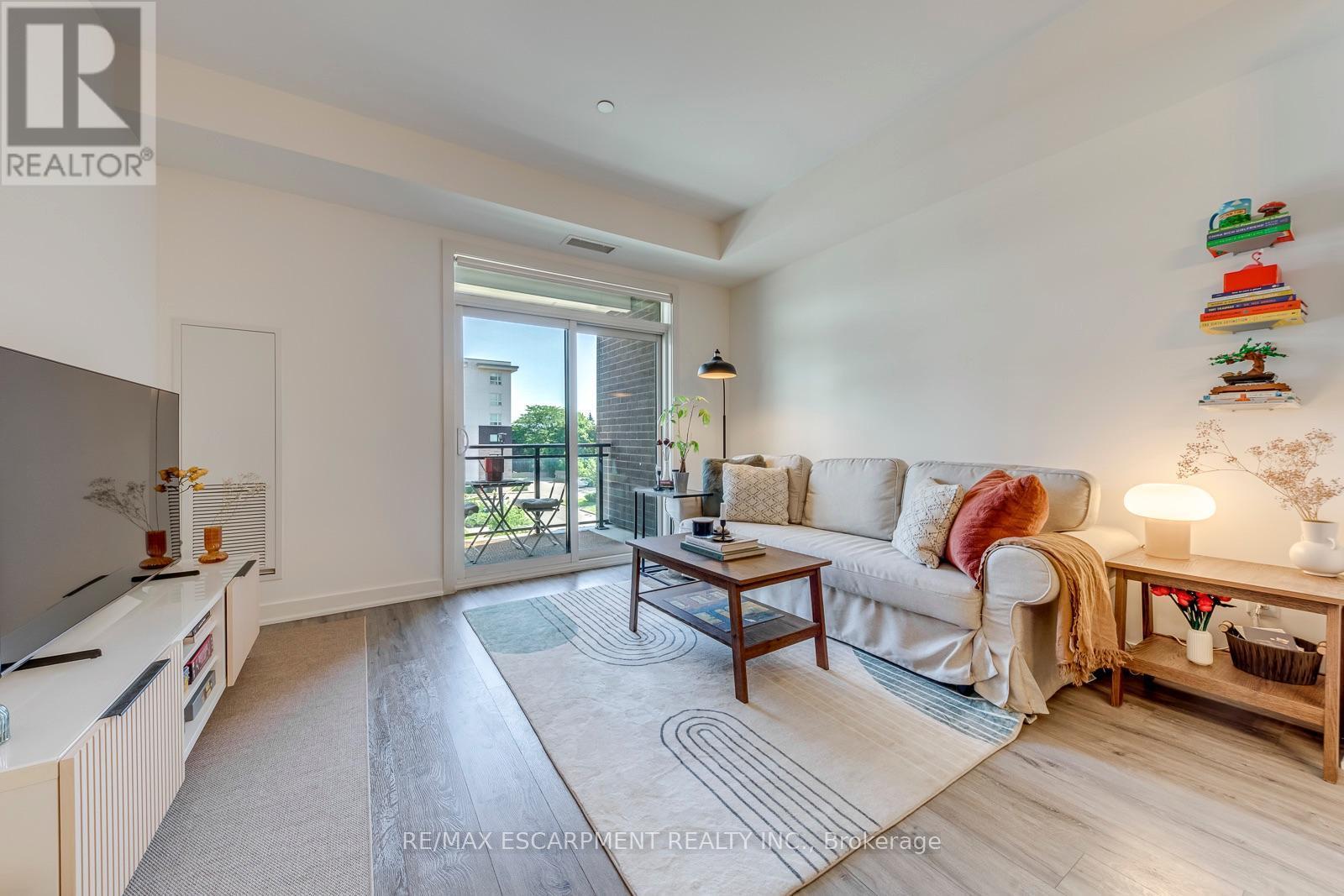 303 - 320 Plains Road E, Burlington, ON - Indoor Photo Showing Living Room