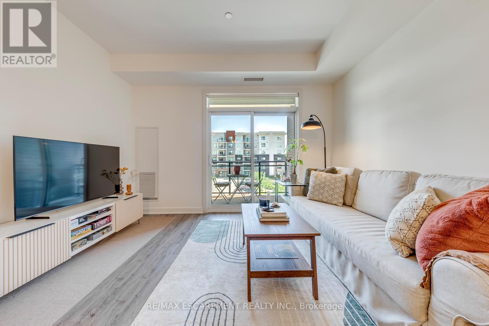 303 - 320 Plains Road E, Burlington, ON - Indoor Photo Showing Living Room