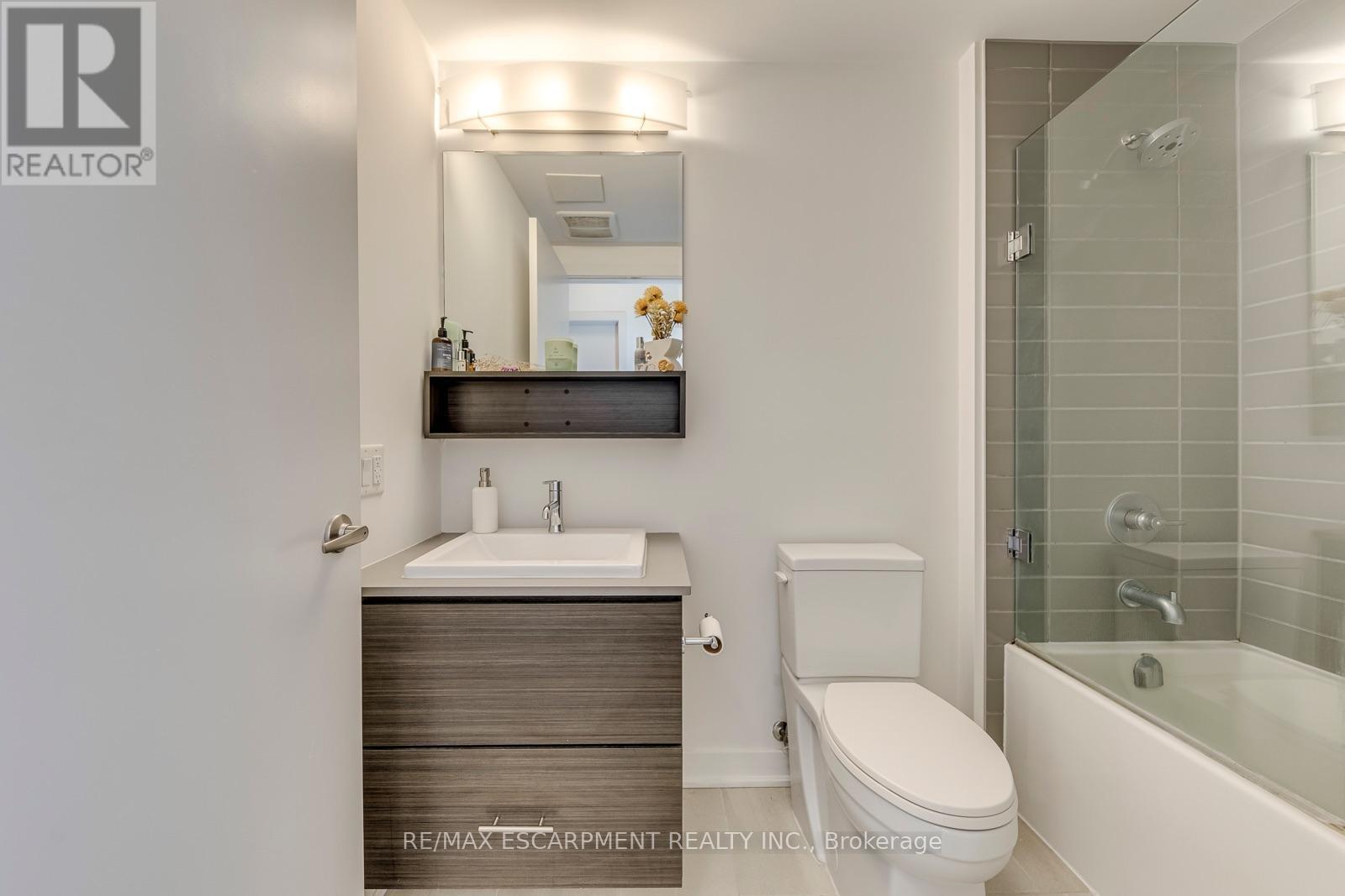 303 - 320 Plains Road E, Burlington, ON - Indoor Photo Showing Bathroom