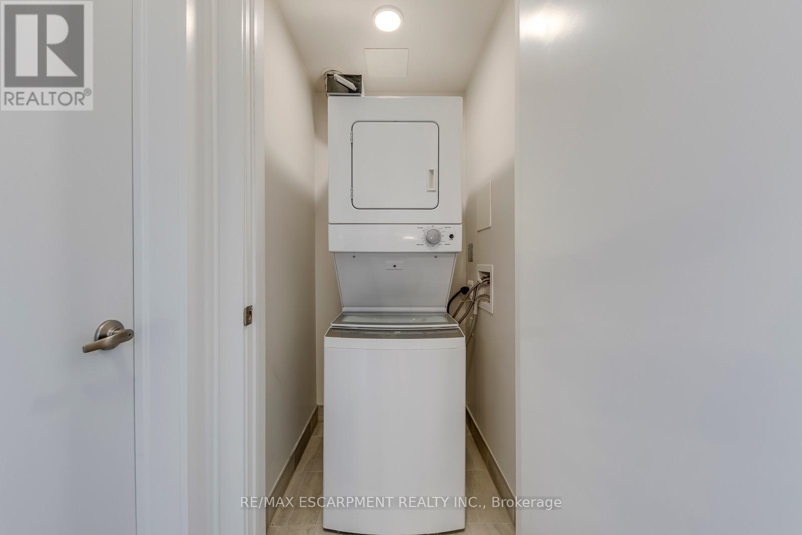 303 - 320 Plains Road E, Burlington, ON - Indoor Photo Showing Laundry Room
