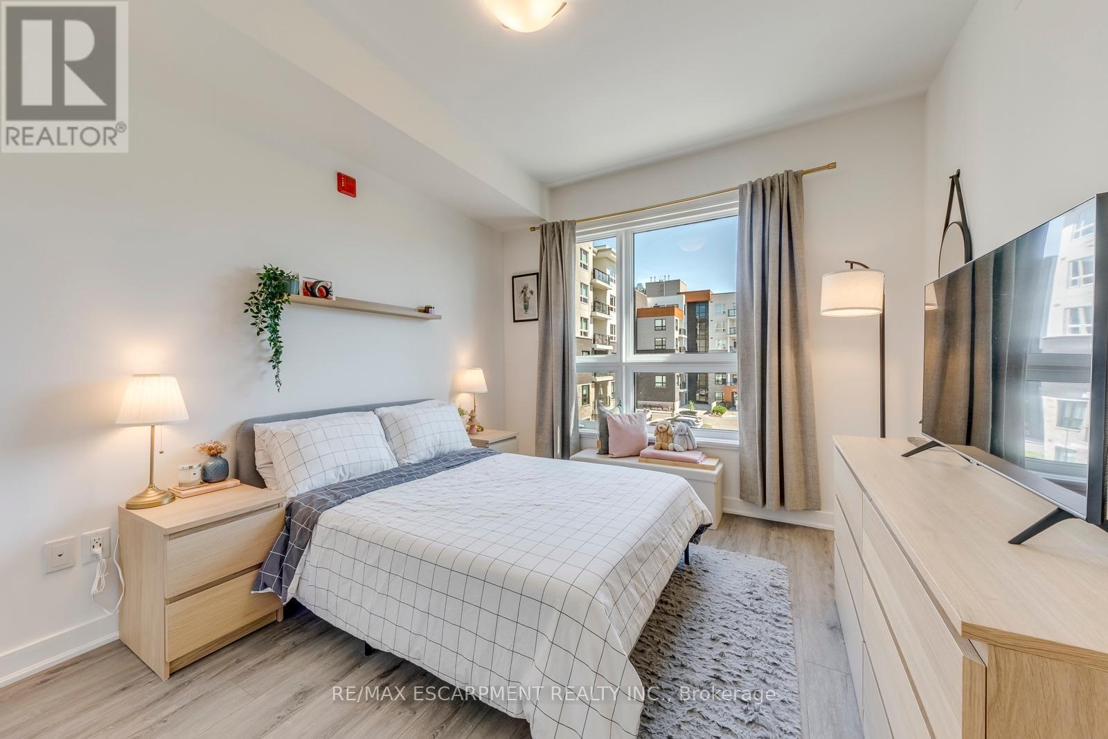 303 - 320 Plains Road E, Burlington, ON - Indoor Photo Showing Bedroom