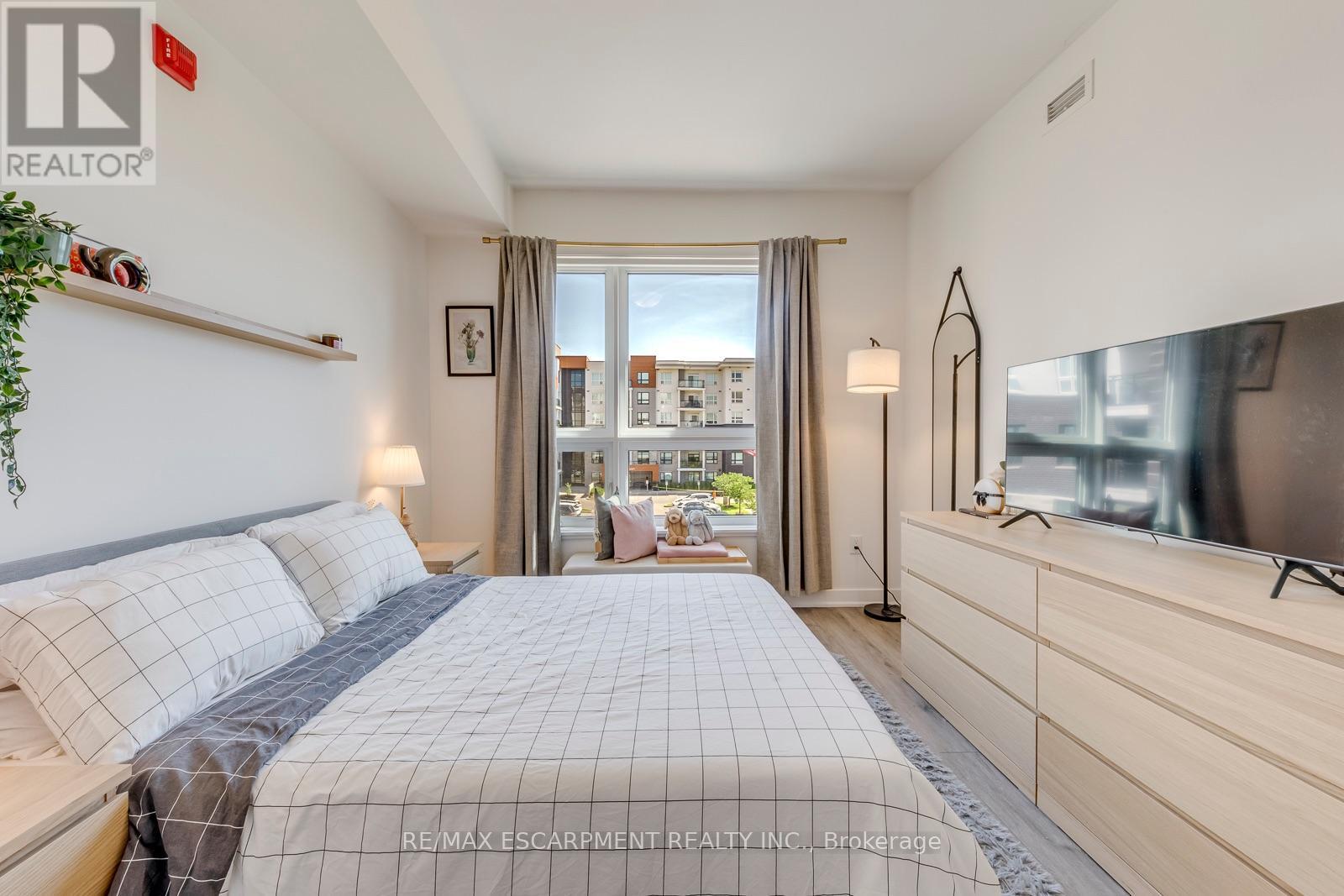 303 - 320 Plains Road E, Burlington, ON - Indoor Photo Showing Bedroom
