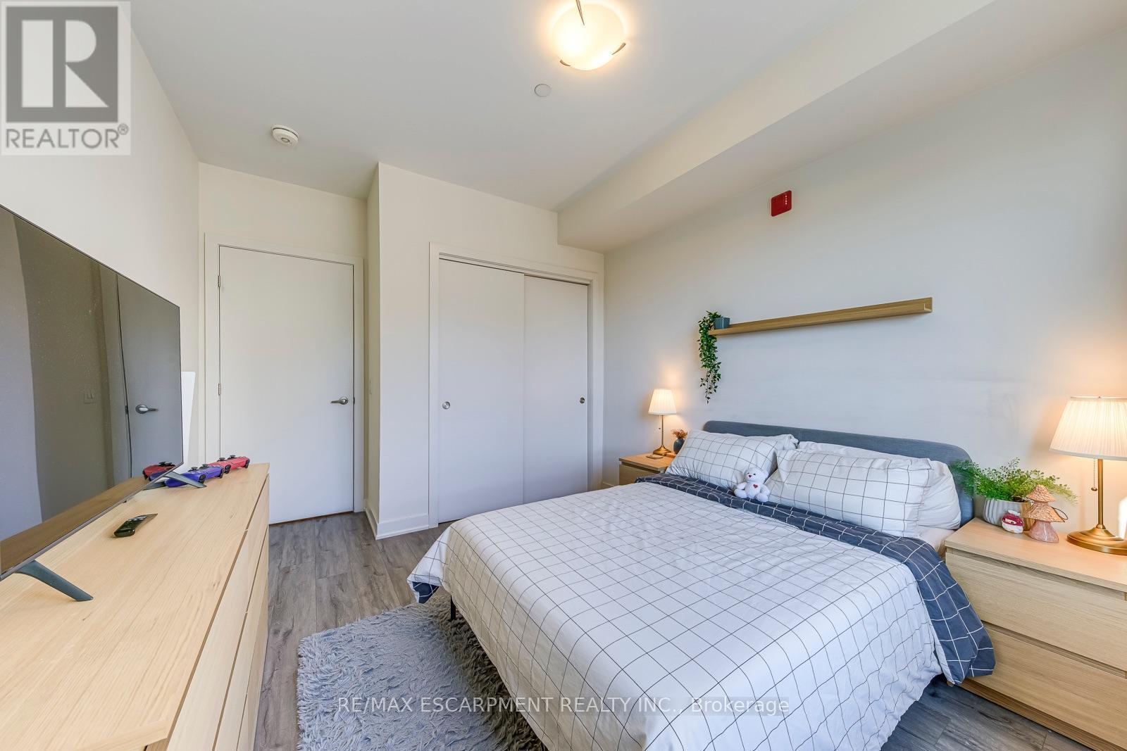 303 - 320 Plains Road E, Burlington, ON - Indoor Photo Showing Bedroom