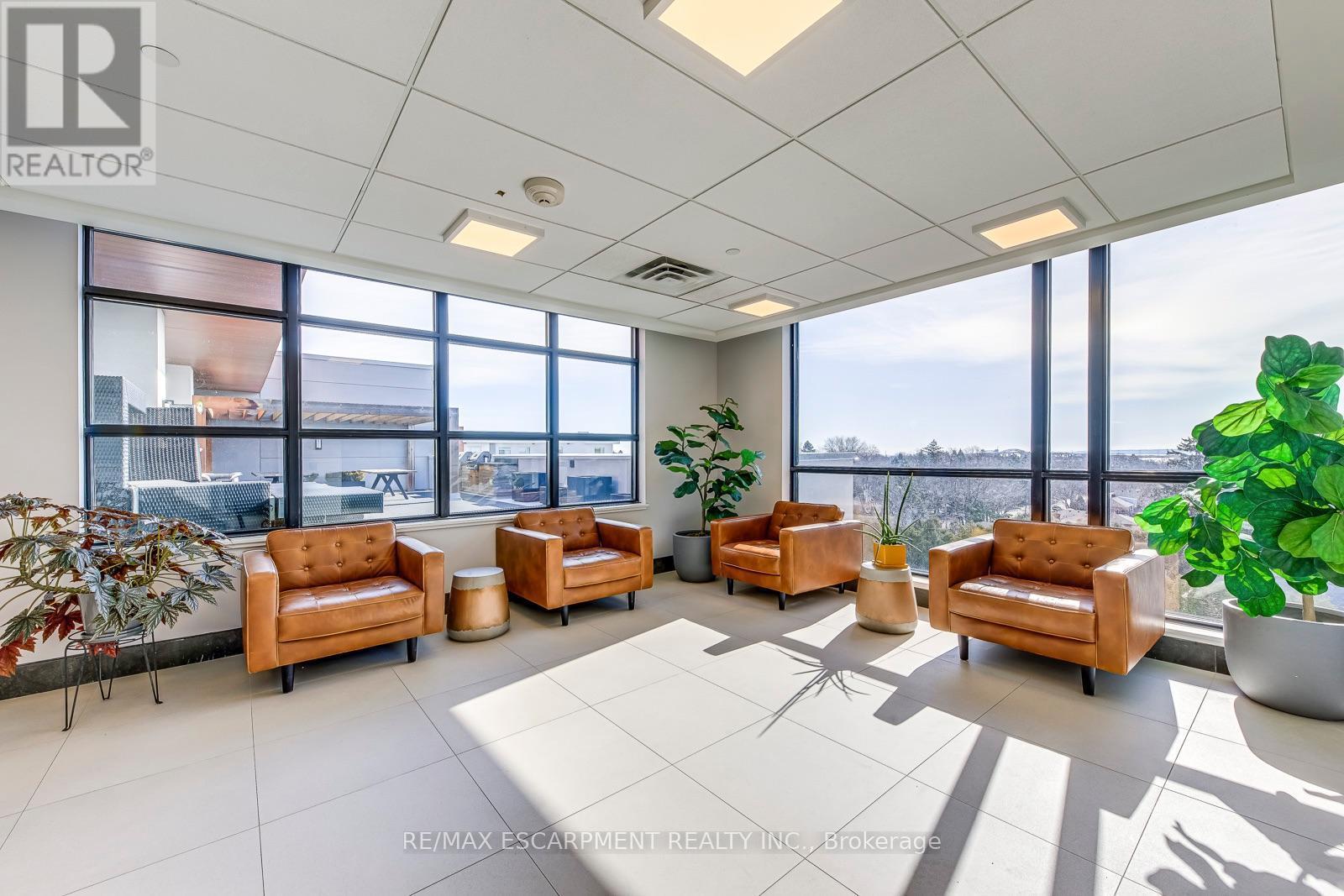 303 - 320 Plains Road E, Burlington, ON - Indoor