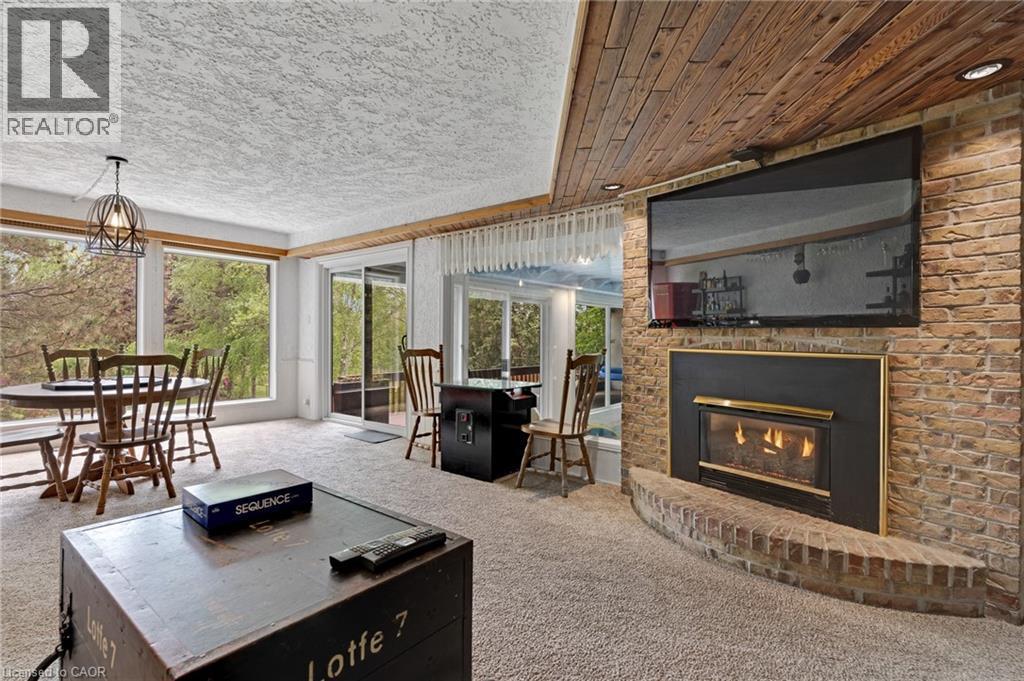 565 Fountain Street S, Cambridge, ON - Indoor Photo Showing Living Room With Fireplace