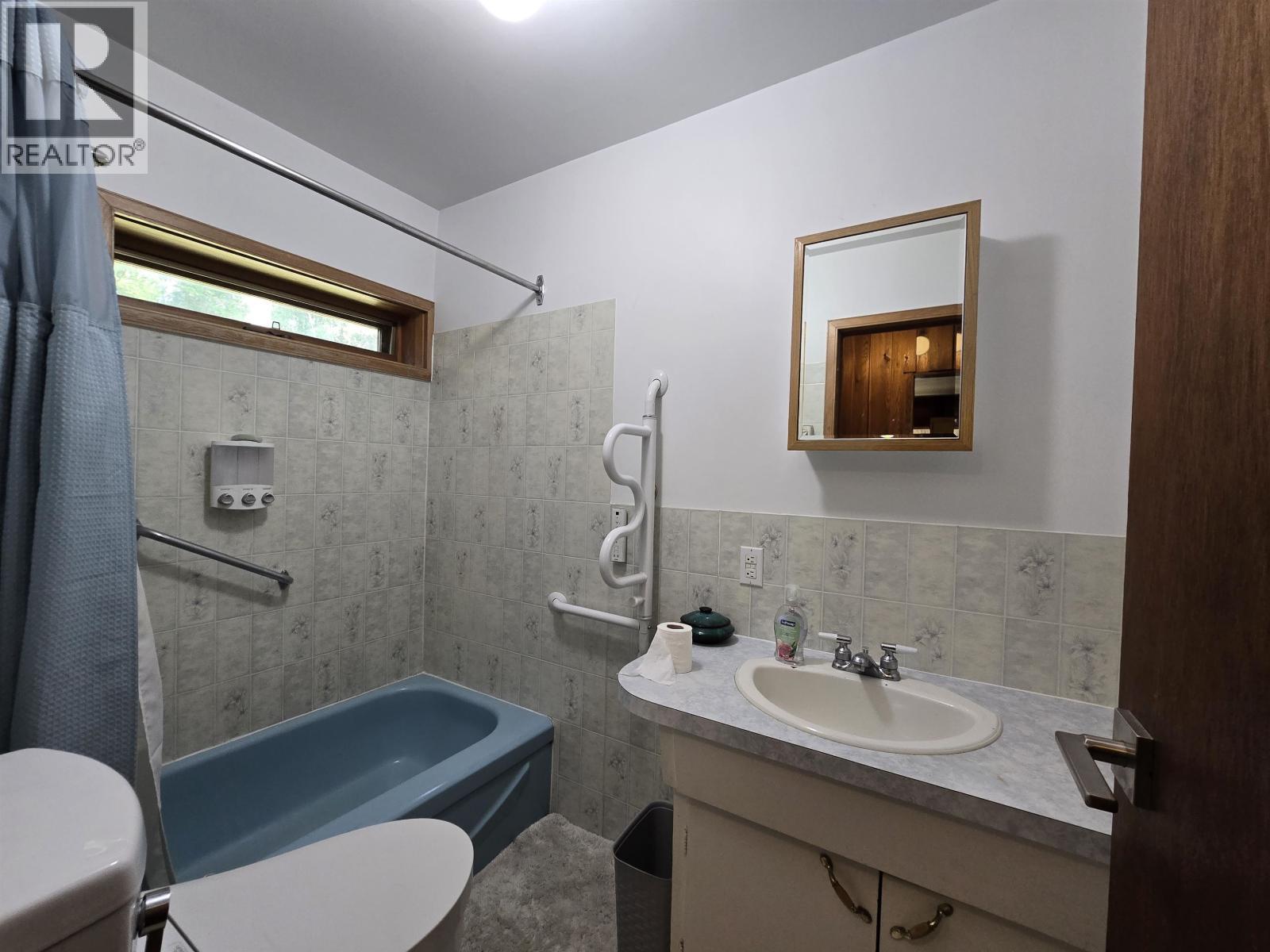 4055 Bailey Road, Valemount, BC - Indoor Photo Showing Bathroom