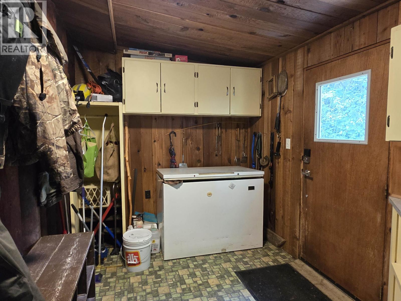 4055 Bailey Road, Valemount, BC - Indoor Photo Showing Laundry Room