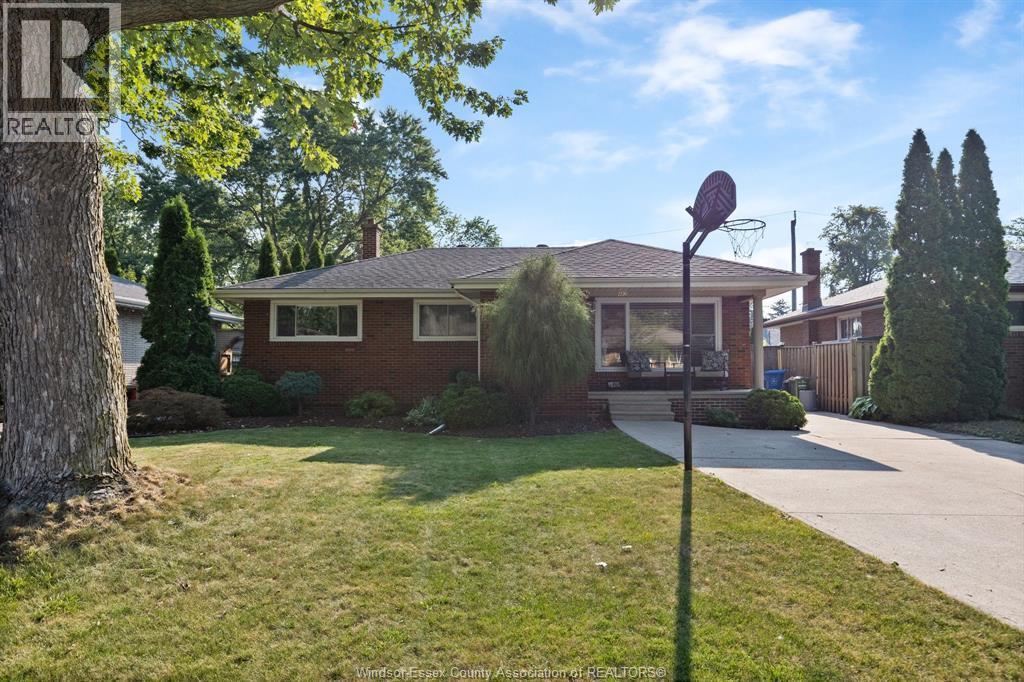 462 Dormar Drive, Windsor, ON - Outdoor