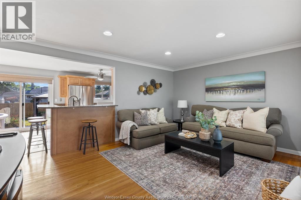 462 Dormar Drive, Windsor, ON - Indoor Photo Showing Living Room