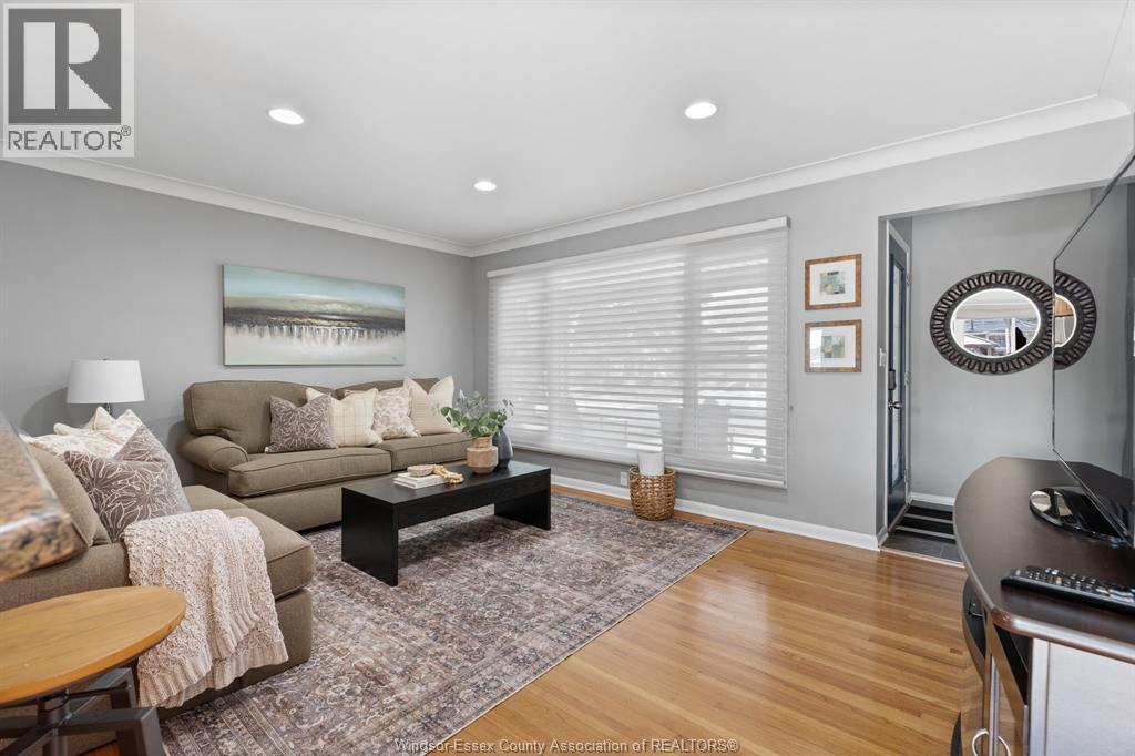 462 Dormar Drive, Windsor, ON - Indoor Photo Showing Living Room