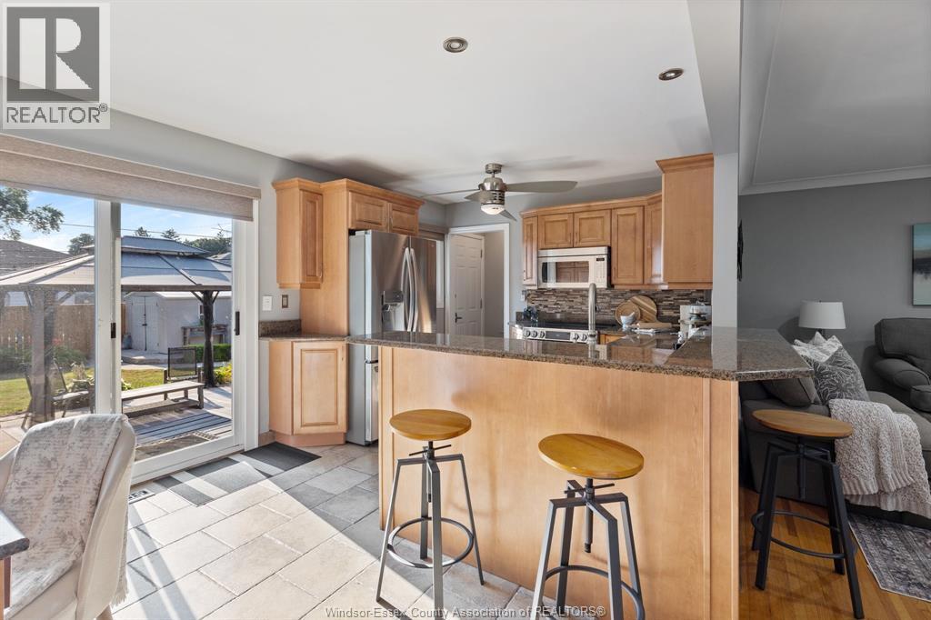 462 Dormar Drive, Windsor, ON - Indoor Photo Showing Kitchen