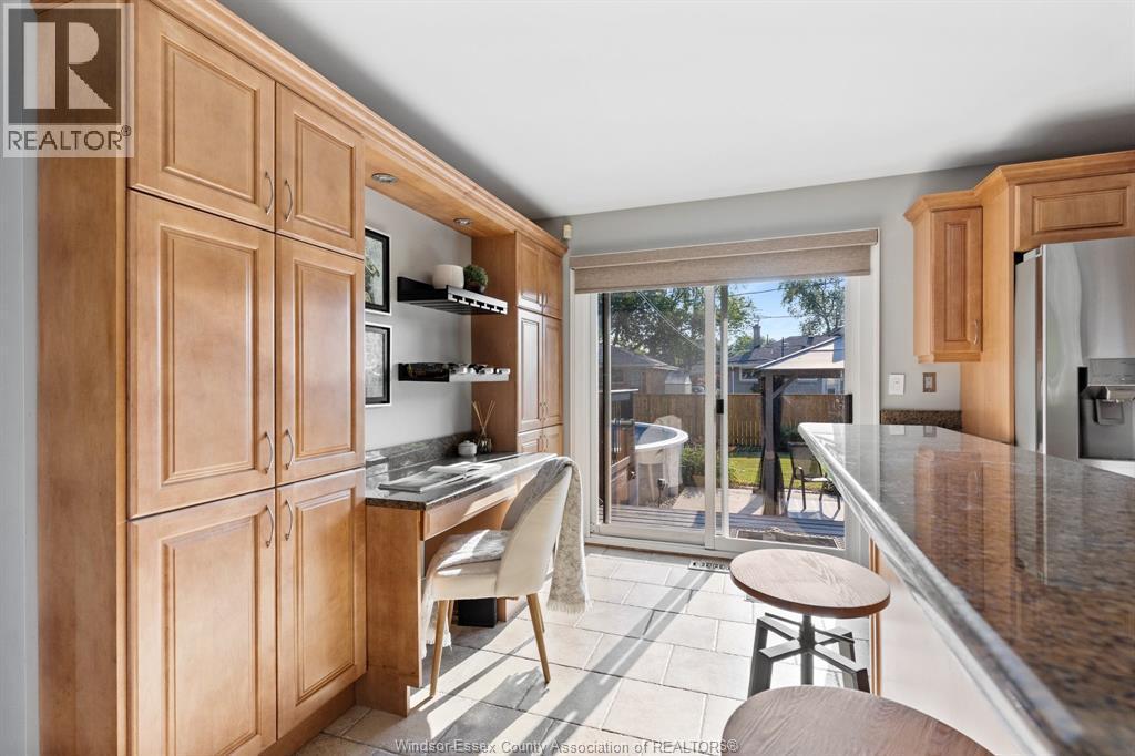462 Dormar Drive, Windsor, ON - Indoor Photo Showing Kitchen
