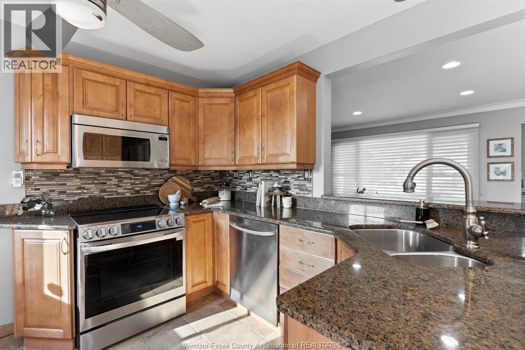 462 Dormar Drive, Windsor, ON - Indoor Photo Showing Kitchen With Double Sink