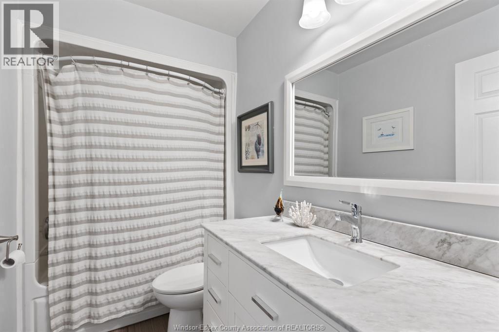 462 Dormar Drive, Windsor, ON - Indoor Photo Showing Bathroom