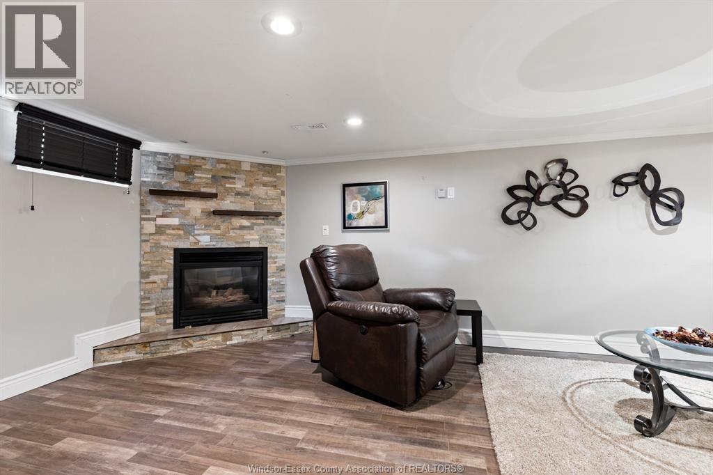 462 Dormar Drive, Windsor, ON - Indoor With Fireplace