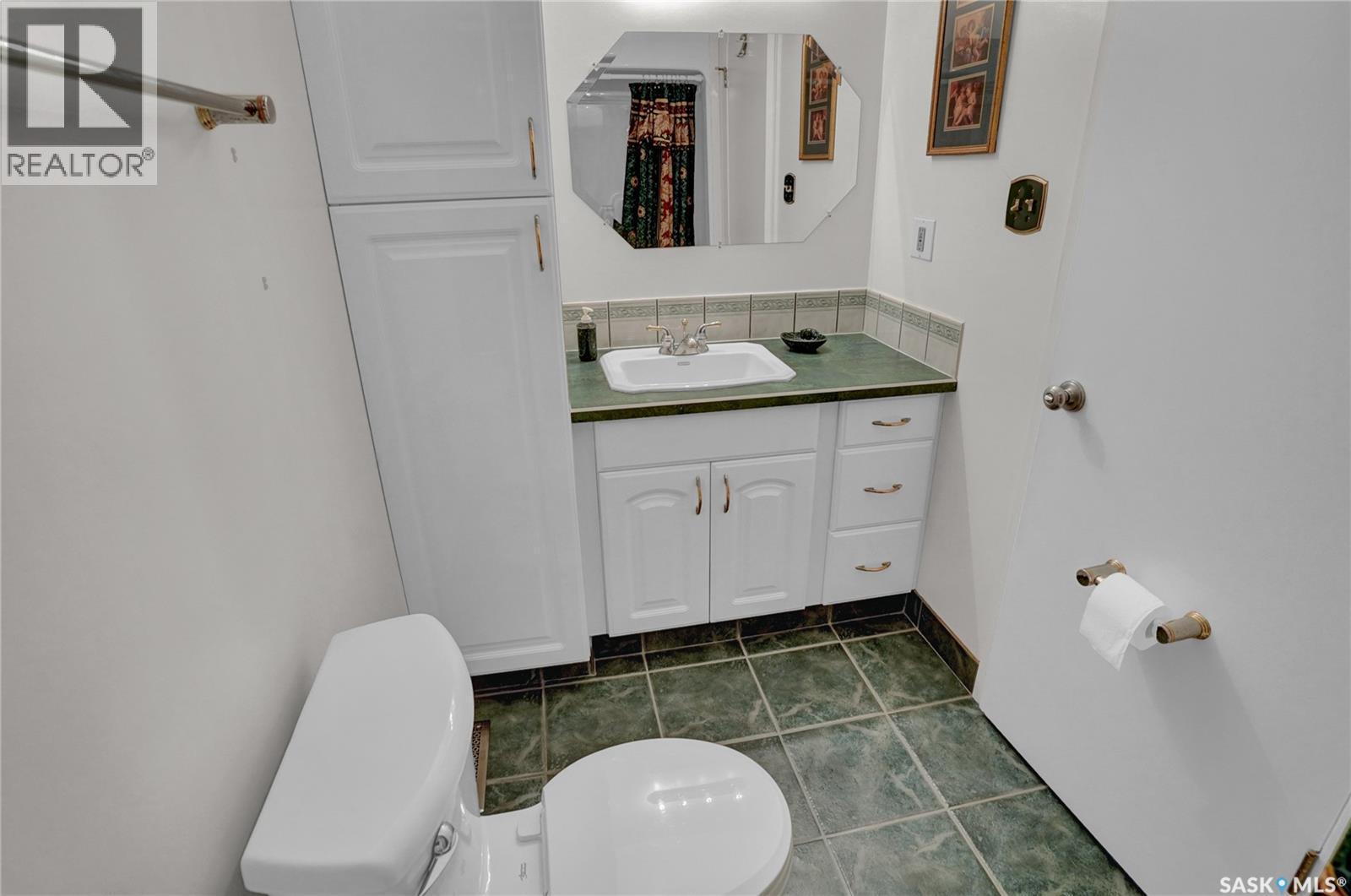 6015 7Th Avenue N, Regina, SK - Indoor Photo Showing Bathroom