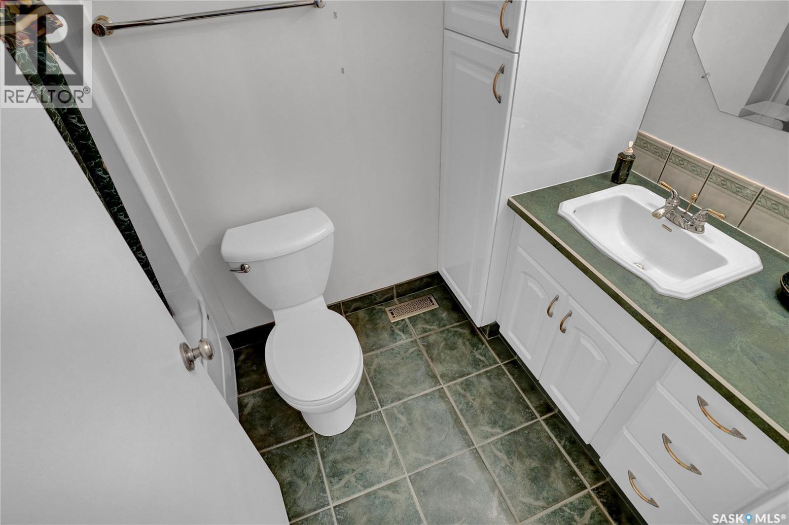 6015 7Th Avenue N, Regina, SK - Indoor Photo Showing Bathroom