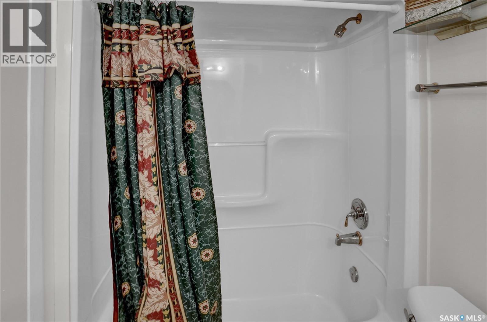 6015 7Th Avenue N, Regina, SK - Indoor Photo Showing Bathroom