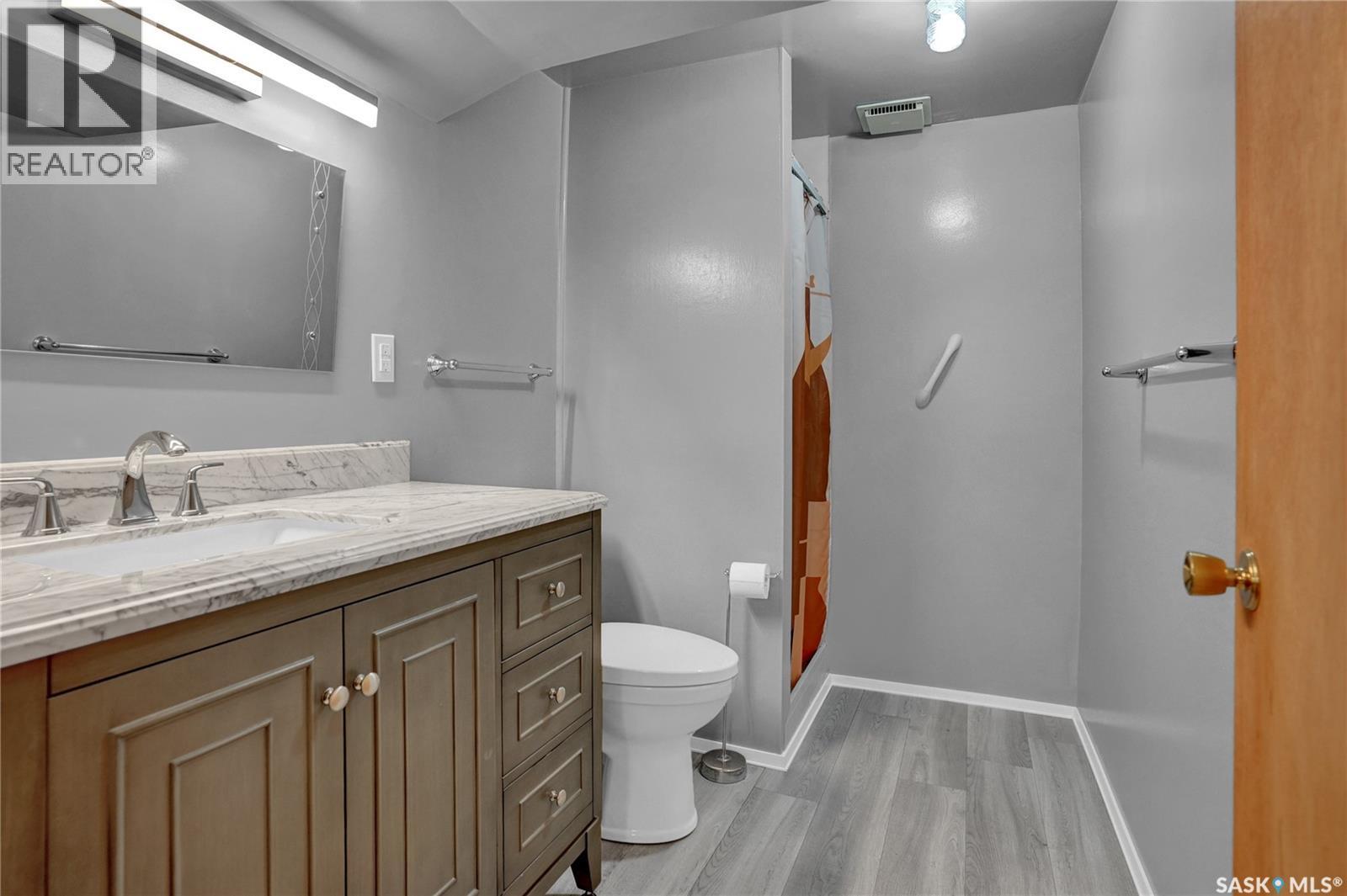 6015 7Th Avenue N, Regina, SK - Indoor Photo Showing Bathroom