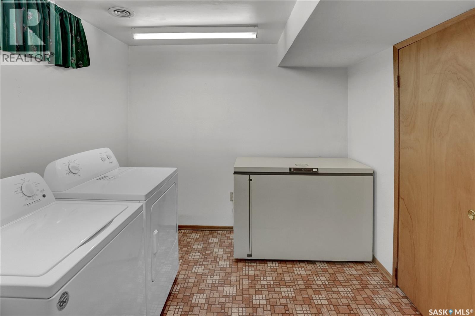 6015 7Th Avenue N, Regina, SK - Indoor Photo Showing Laundry Room