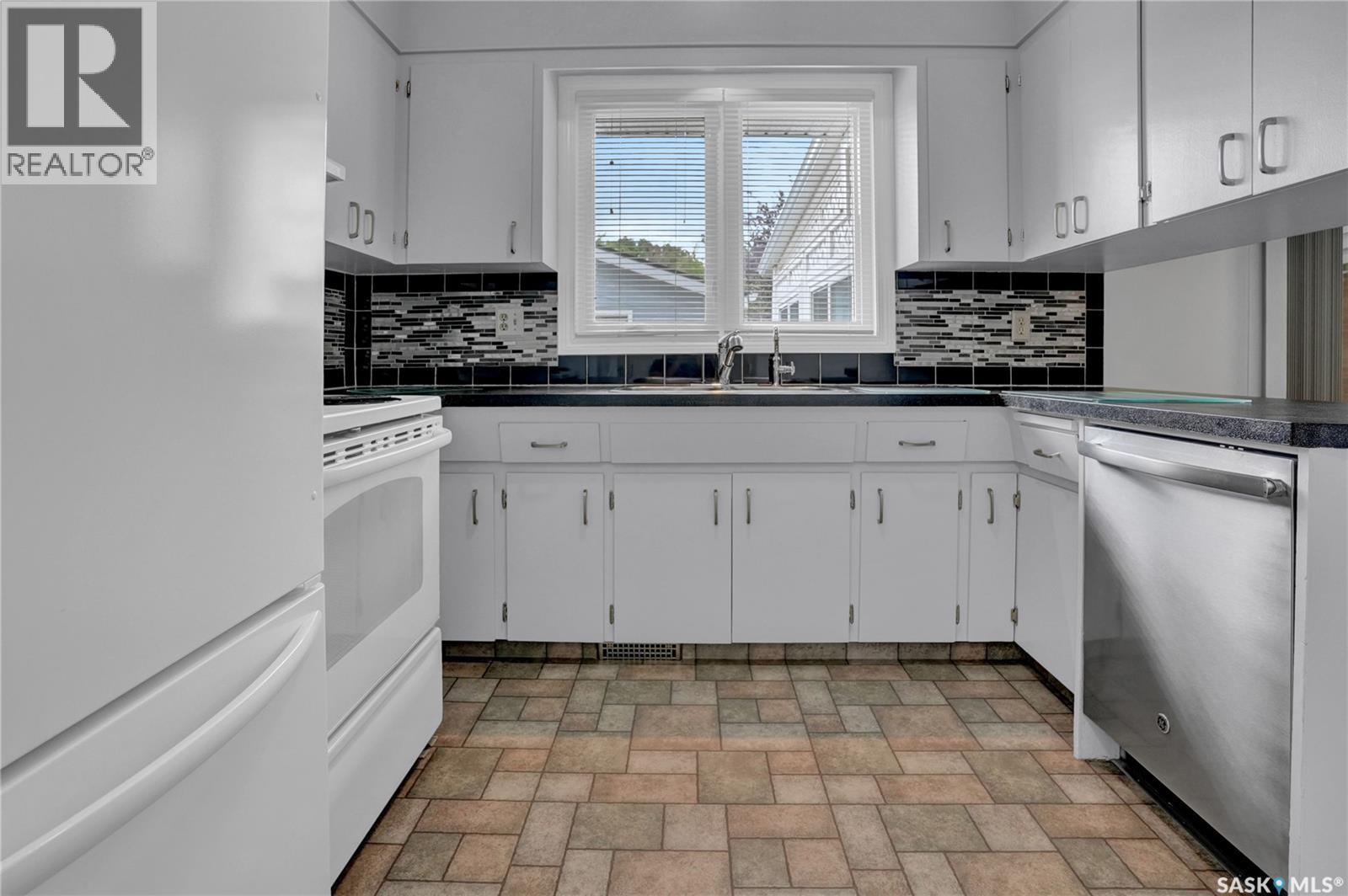 6015 7Th Avenue N, Regina, SK - Indoor Photo Showing Kitchen