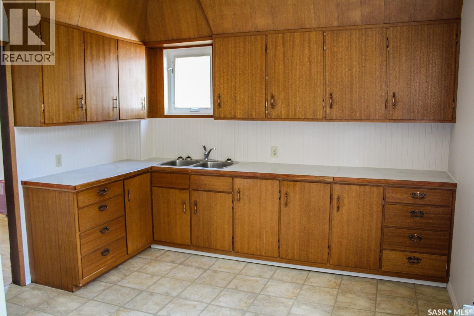 420 Burrows Avenue W, Melfort, SK - Indoor Photo Showing Kitchen With Double Sink