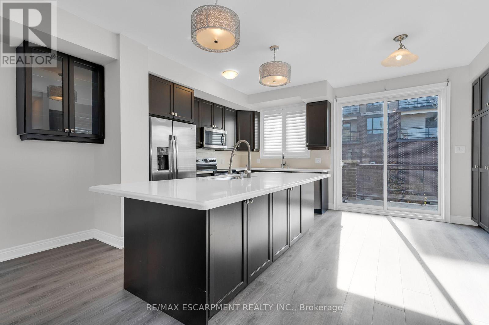 2 Waterview Lane, Grimsby, ON - Indoor Photo Showing Kitchen With Upgraded Kitchen