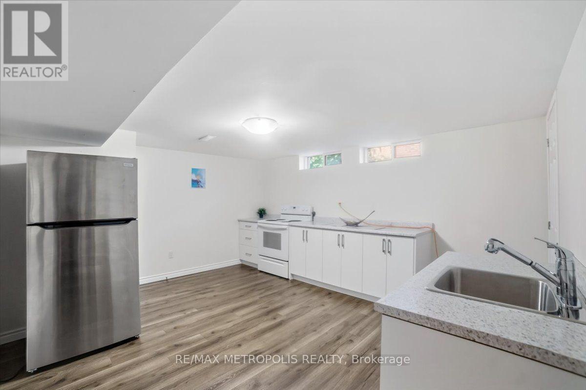 615 Dogwood Lane, Waterloo, ON - Indoor Photo Showing Kitchen